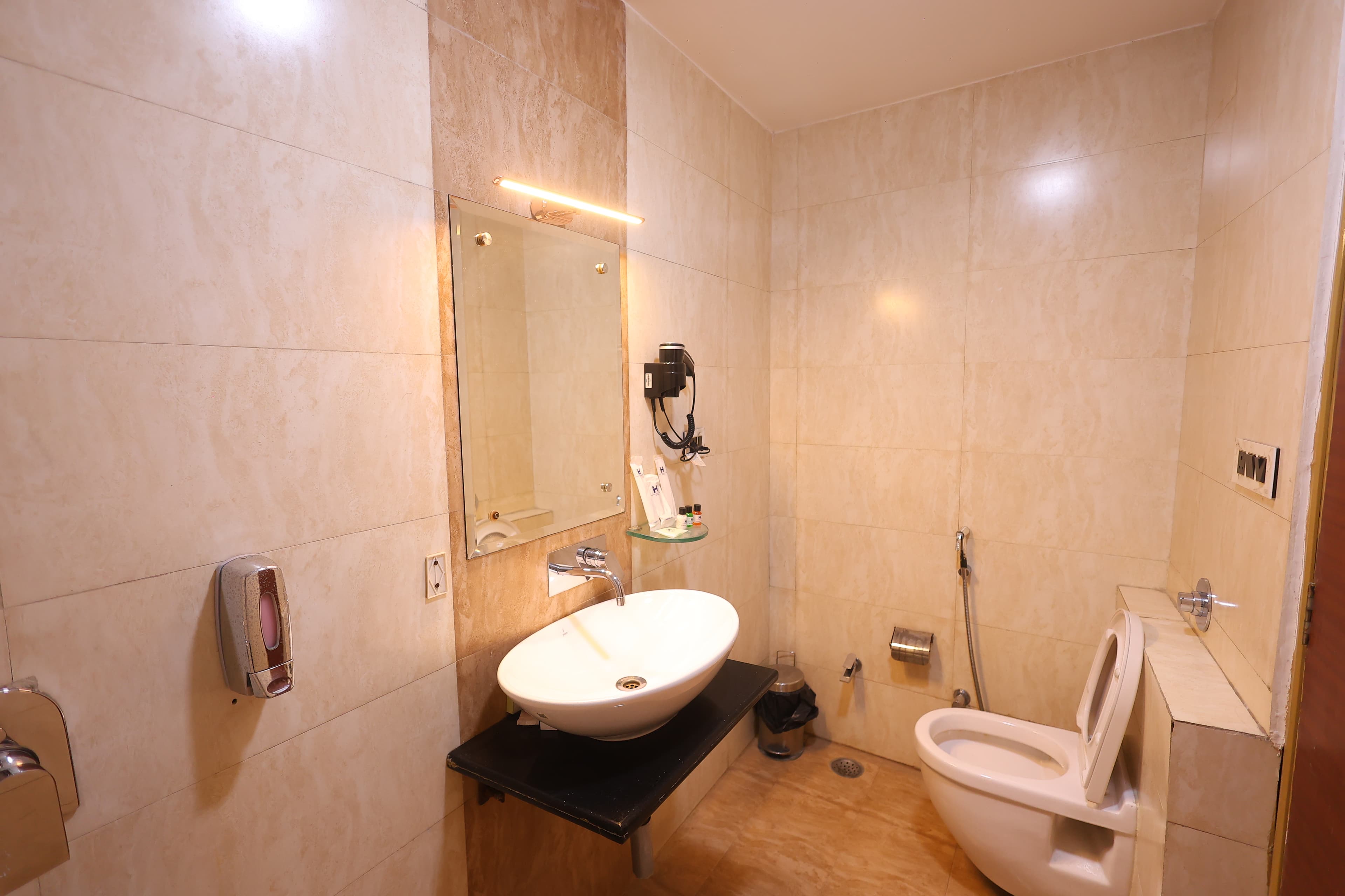 Hotel Gallery 67